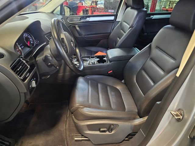 Used 2017 Volkswagen Touareg Sport AWD/4WD image 9