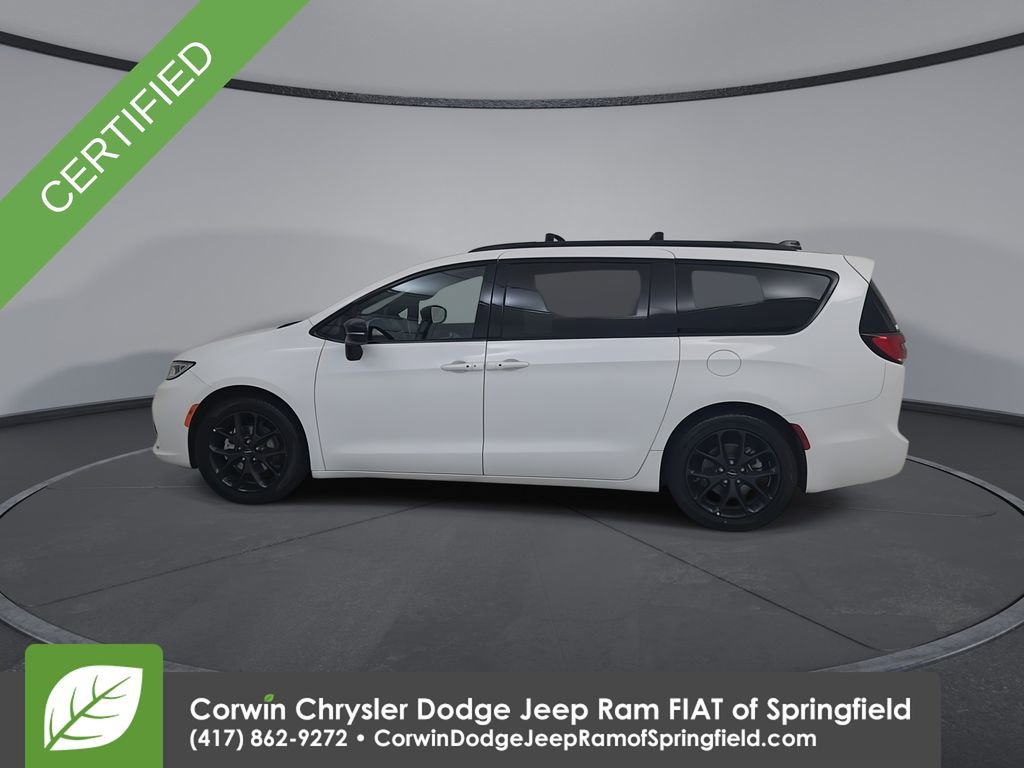 Certified 2025 Chrysler Pacifica Limited image 9