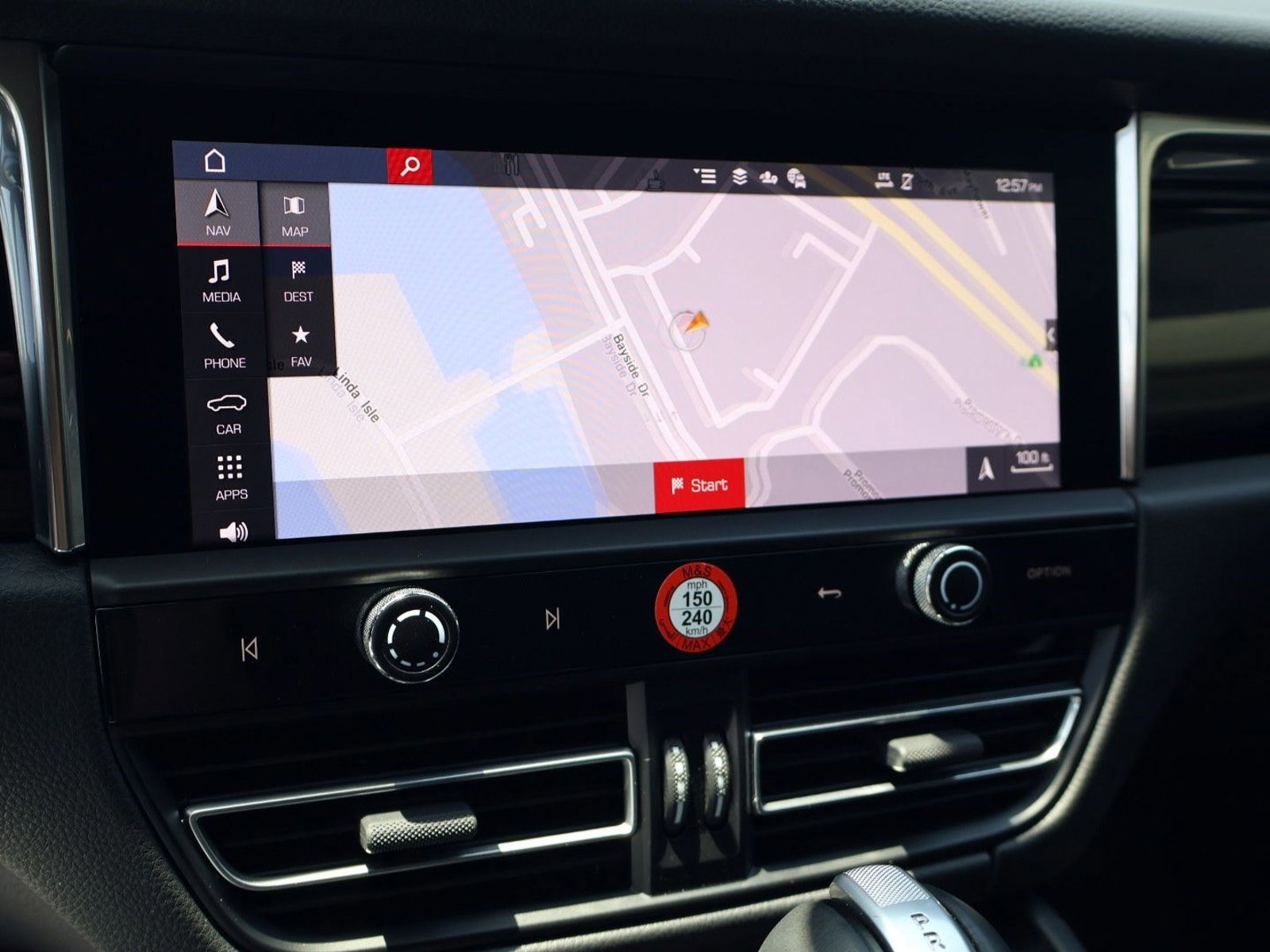 Certified 2025 Porsche Macan AWD/4WD image 18