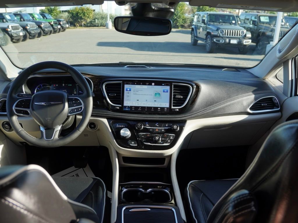 Certified 2023 Chrysler Pacifica Limited image 22
