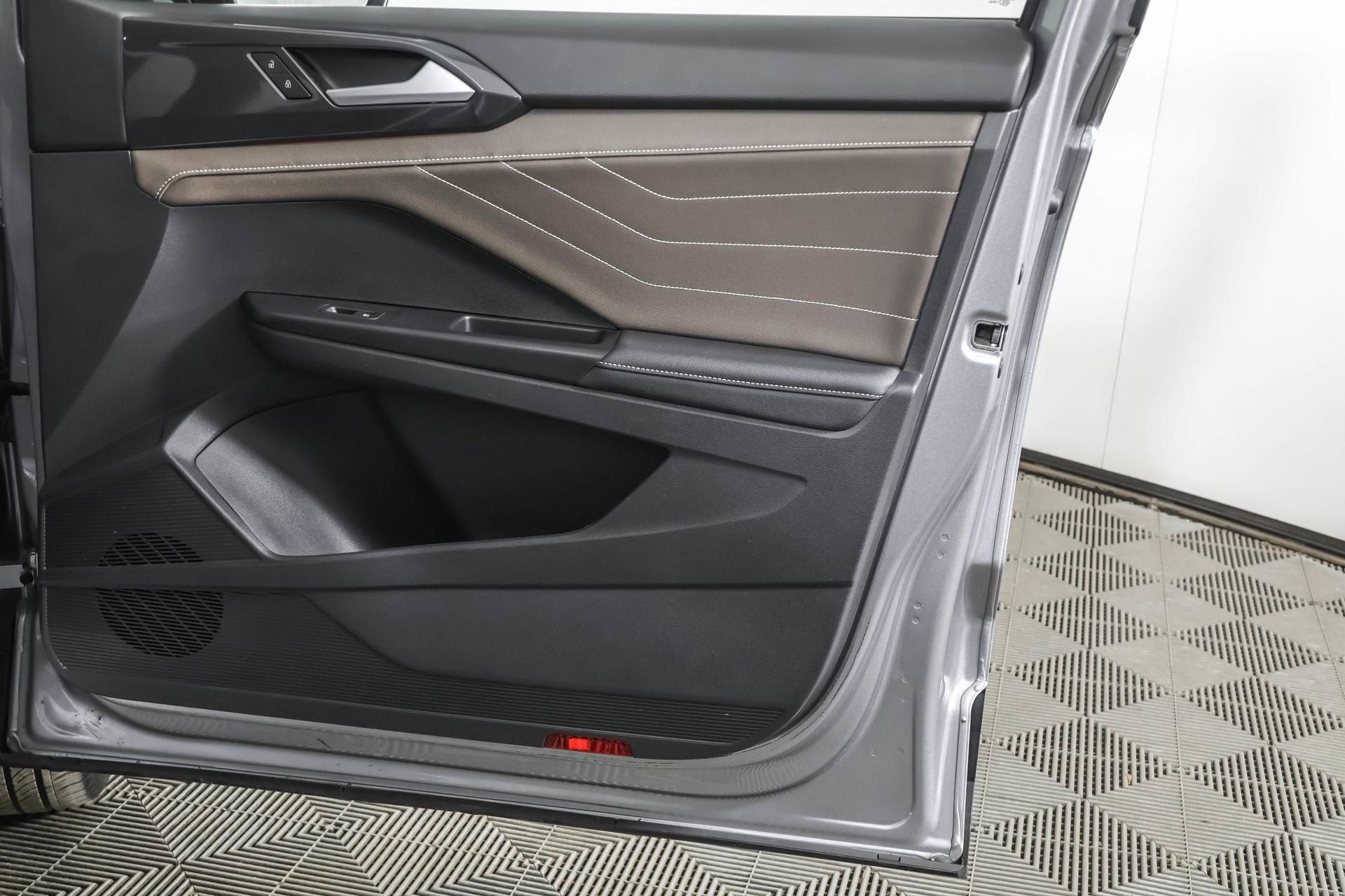 Certified 2024 Volkswagen Taos SEL image 49