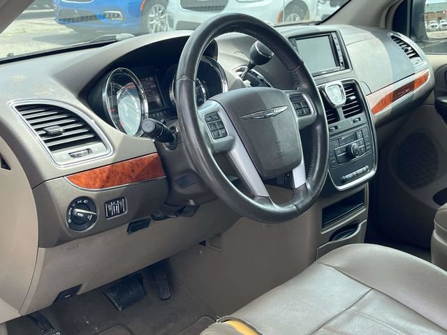 Used 2014 Chrysler Town & Country Touring FWD image 12