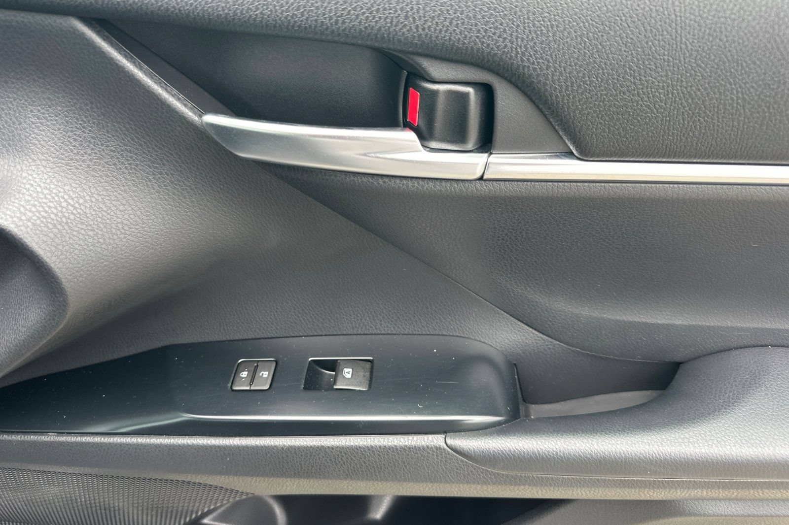 Used 2019 Toyota Camry LE FWD image 18