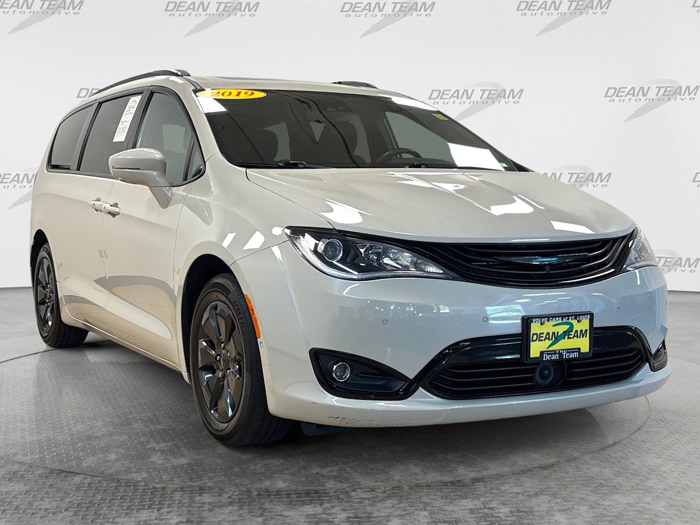 Used 2019 Chrysler Pacifica Limited w/ Advanced Safetytec Group FWD image 3