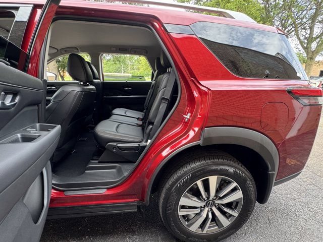 Used 2024 Nissan Pathfinder SL AWD/4WD image 33