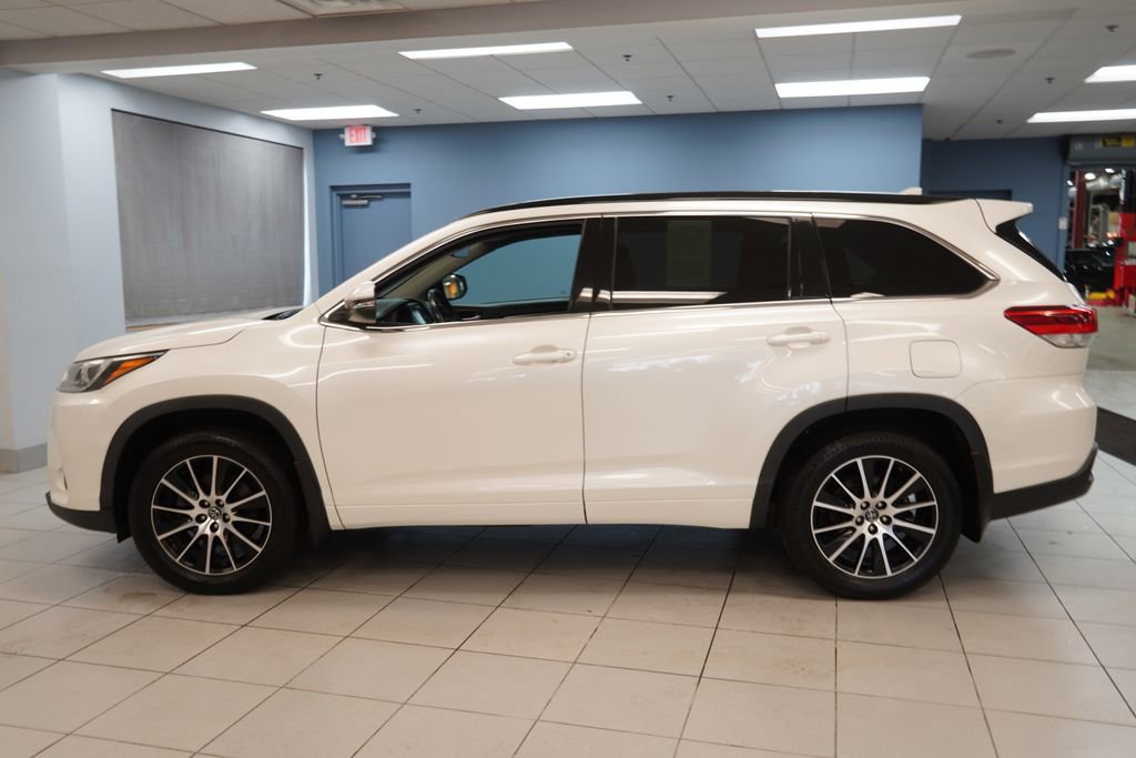 Used 2018 Toyota Highlander SE image 2
