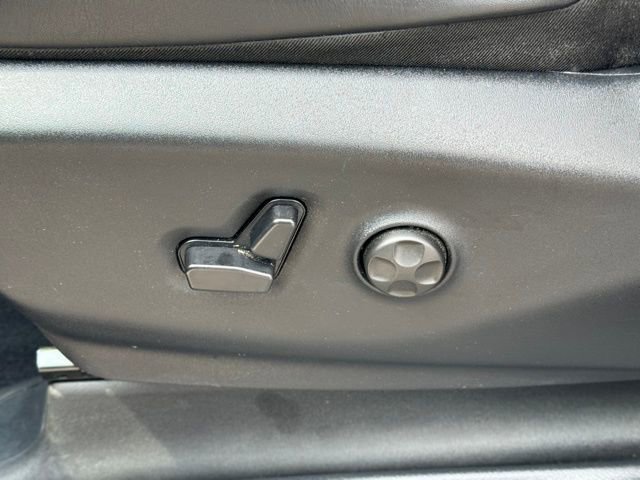 Used 2025 Chrysler Pacifica Limited image 9