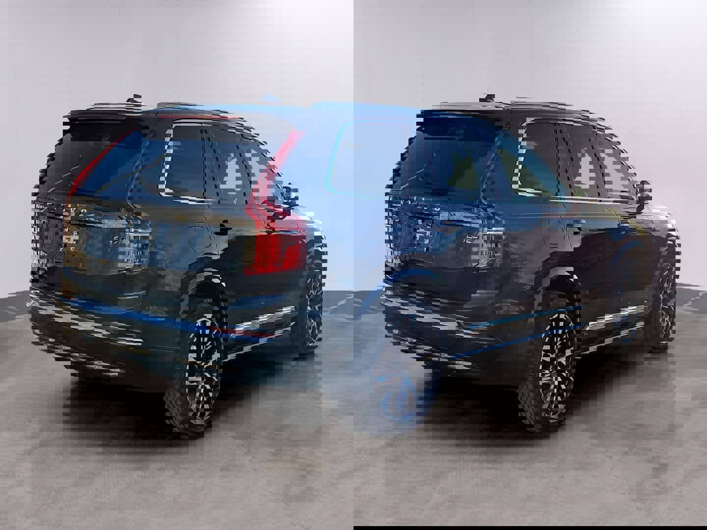 Used 2023 Volvo XC90 B6 Plus w/ Protection Package image 4