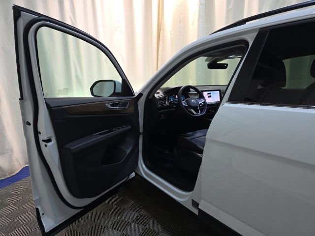 Used 2025 Volkswagen Atlas SE image 11