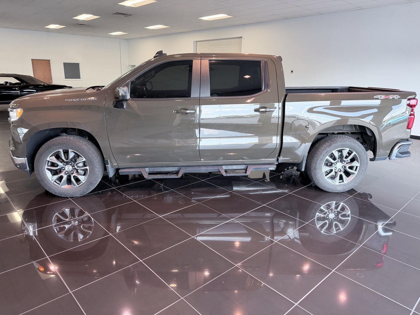 Used 2023 Chevrolet Silverado 1500 LT AWD/4WD image 19