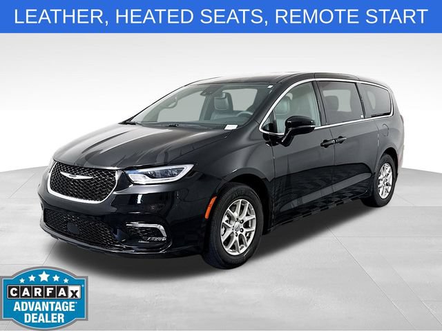 Used 2025 Chrysler Pacifica Select FWD image 3