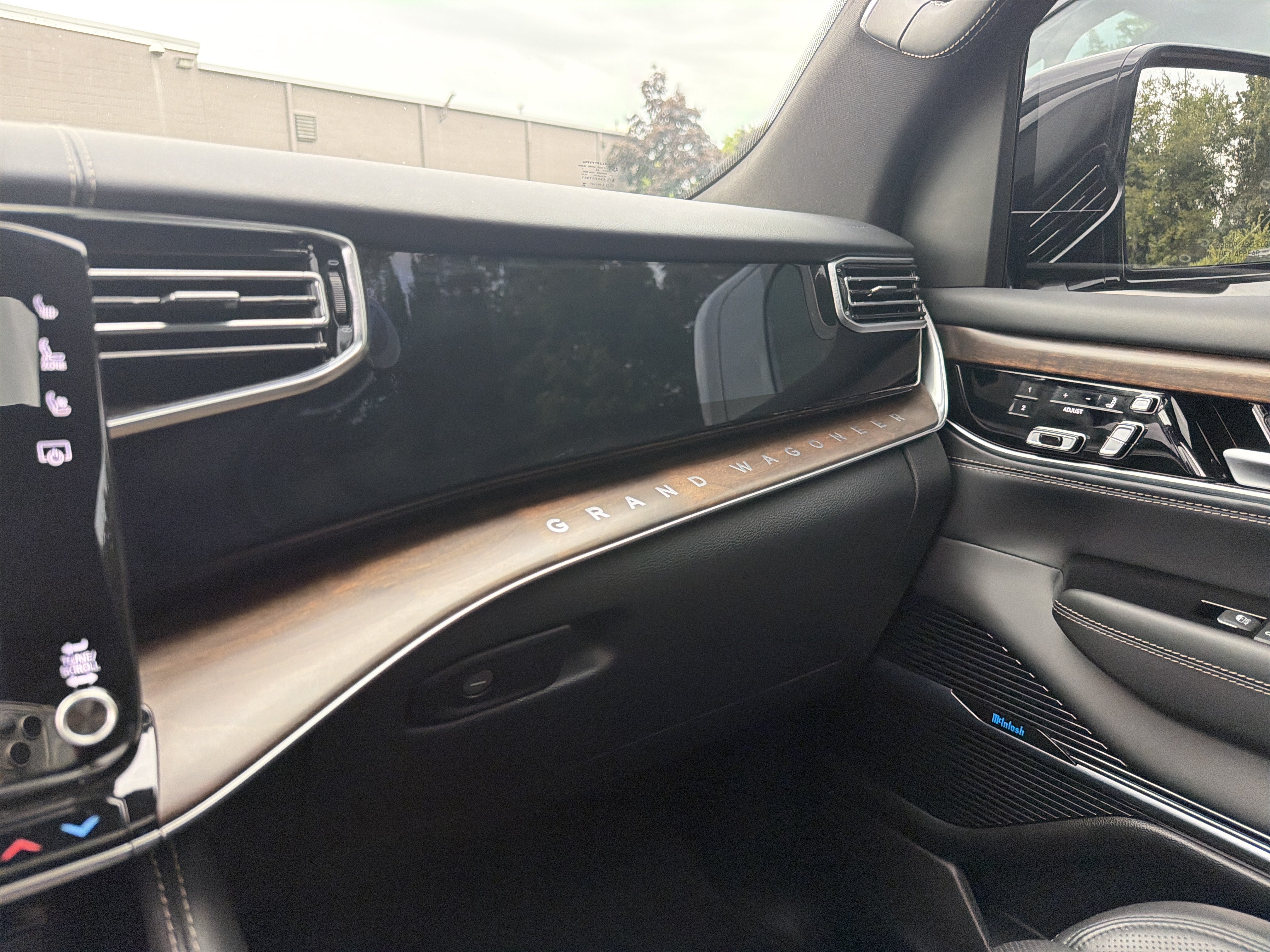 Used 2025 Jeep Grand Wagoneer 4WD image 22