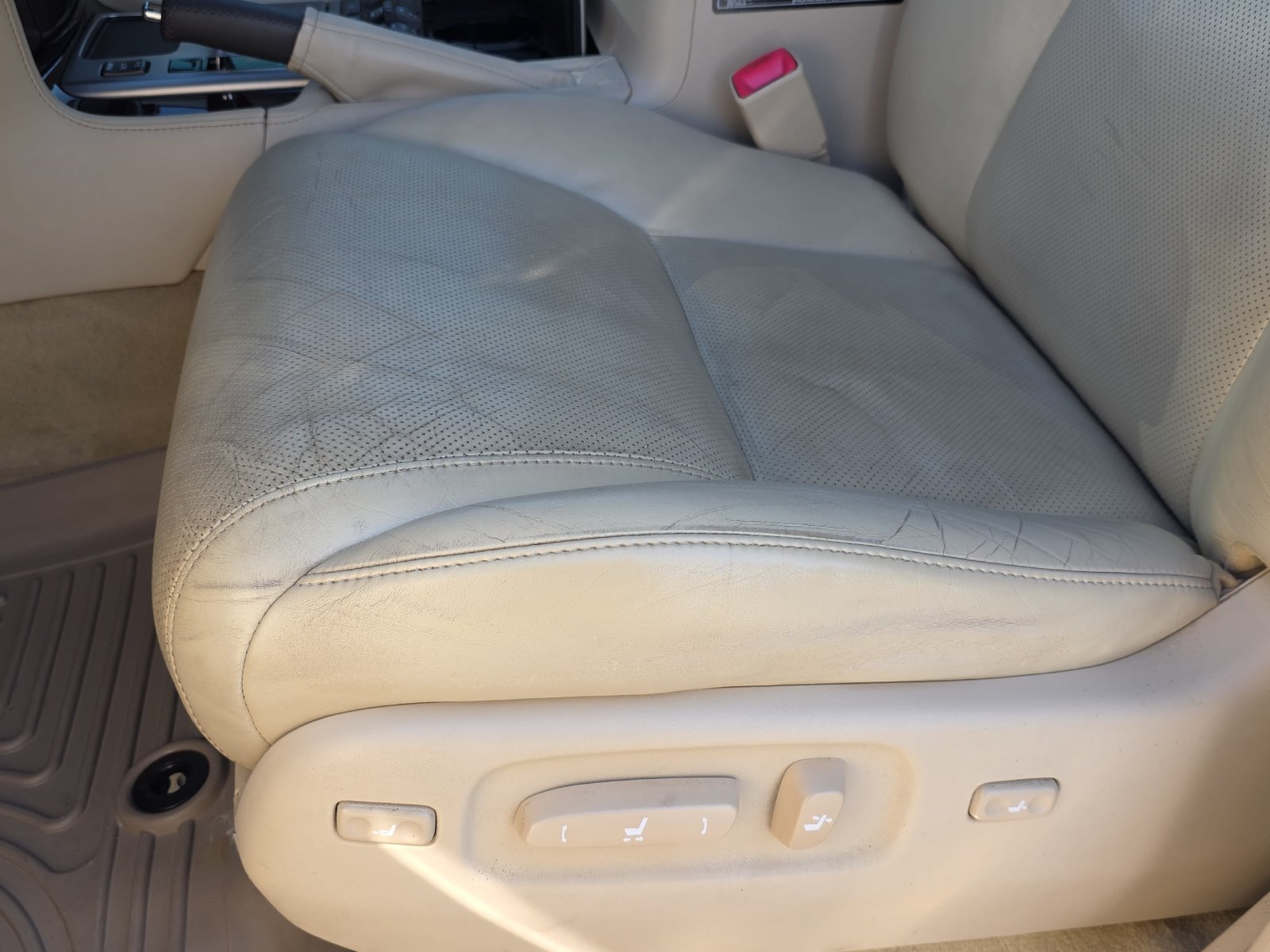 Used 2015 Lexus LX 570 4WD w/ Luxury Package image 26