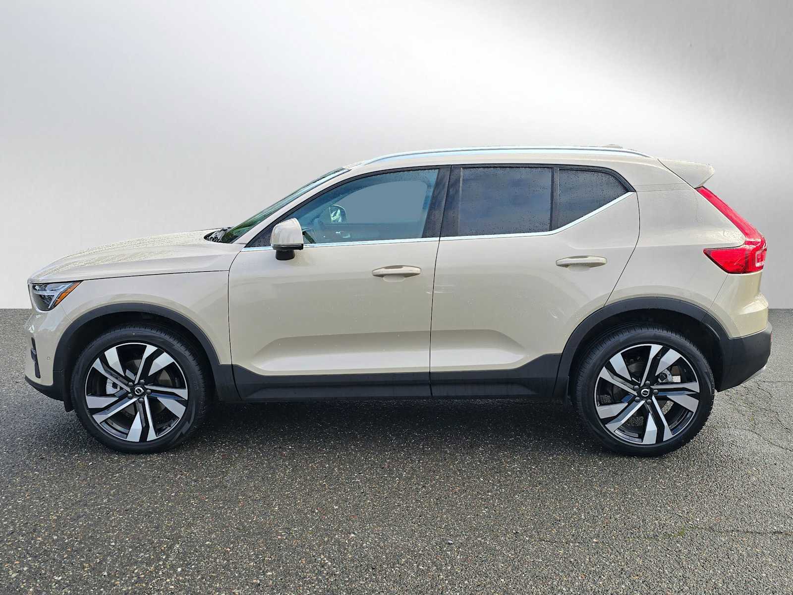 Certified 2025 Volvo XC40 B5 Plus w/ Climate Package image 6