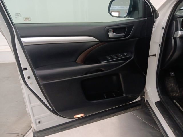Used 2019 Toyota Highlander XLE image 29