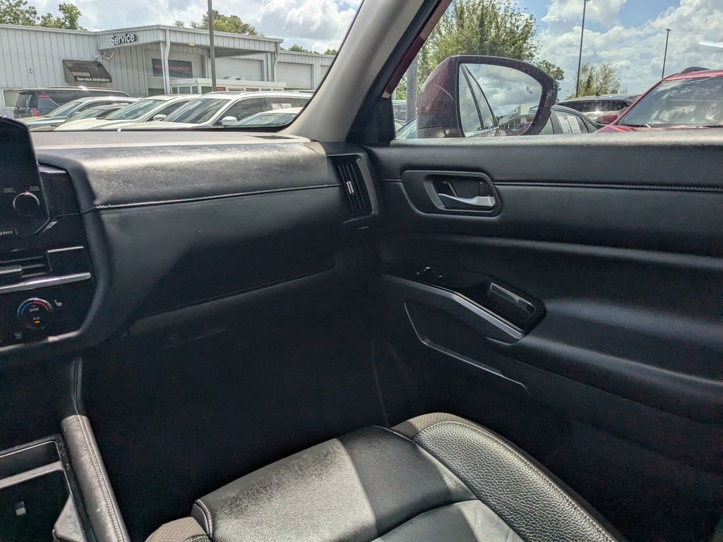 Used 2024 Nissan Pathfinder SL AWD/4WD image 17