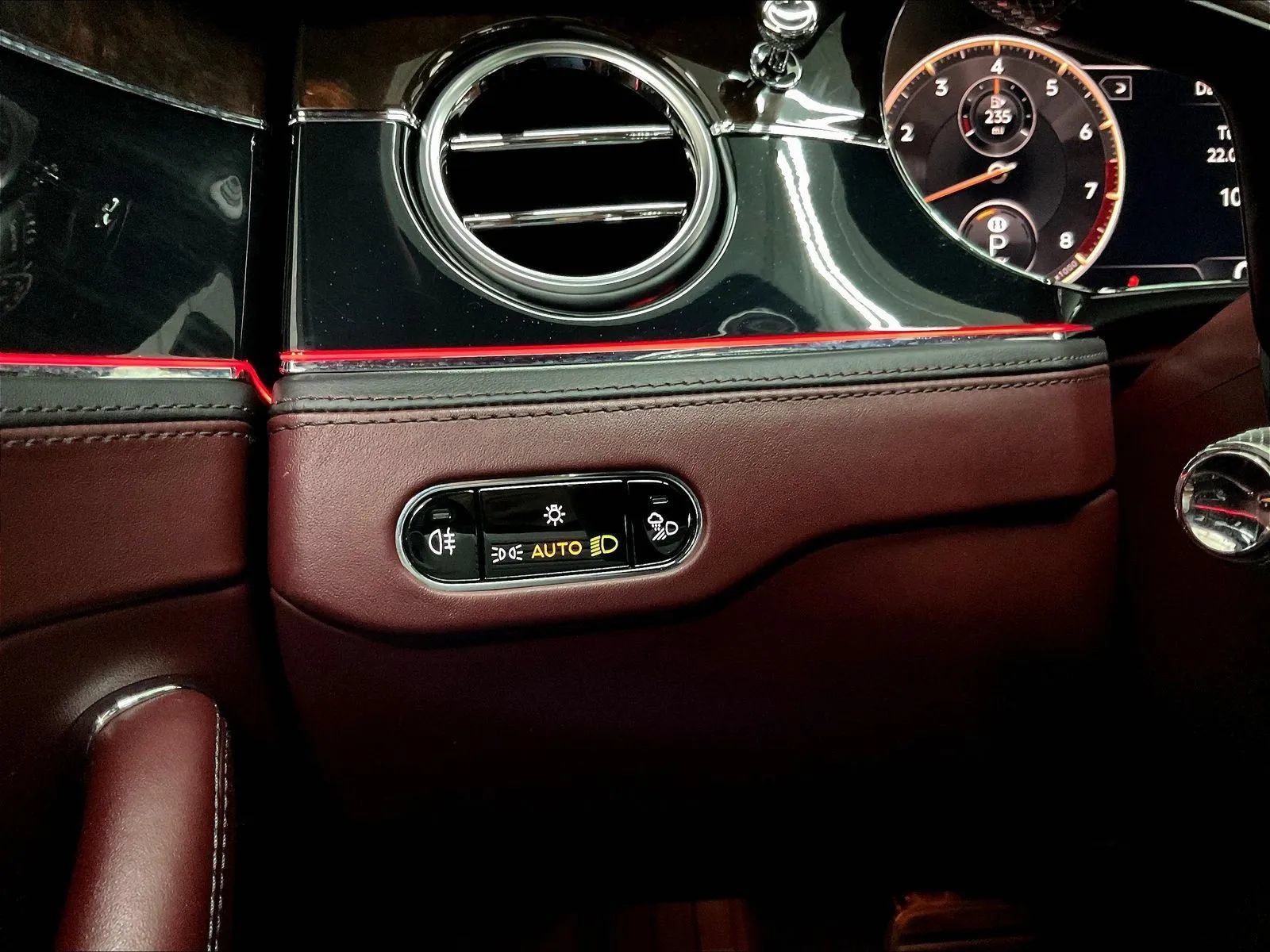 Used 2021 Bentley Flying Spur V8 AWD/4WD image 25
