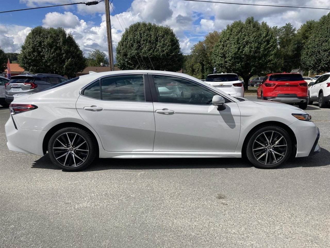 Used 2023 Toyota Camry SE image 4