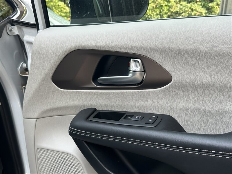 Used 2022 Chrysler Voyager LX FWD image 30