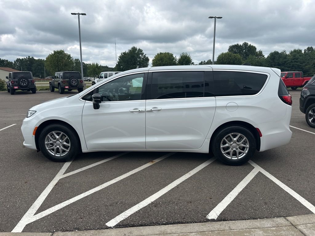 New 2026 Chrysler Pacifica Select image 5