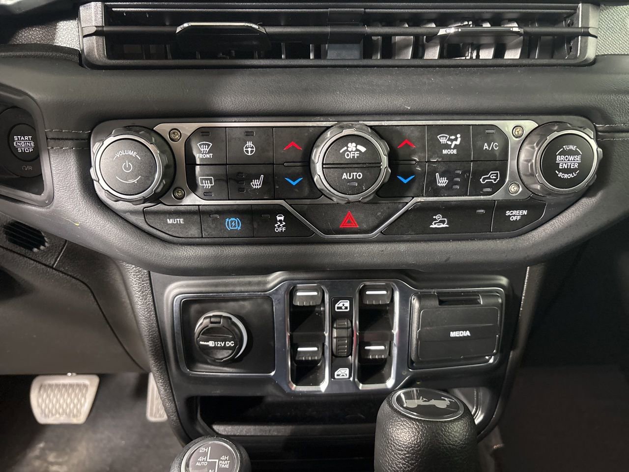 Used 2025 Jeep Wrangler Unlimited Sahara AWD/4WD image 15