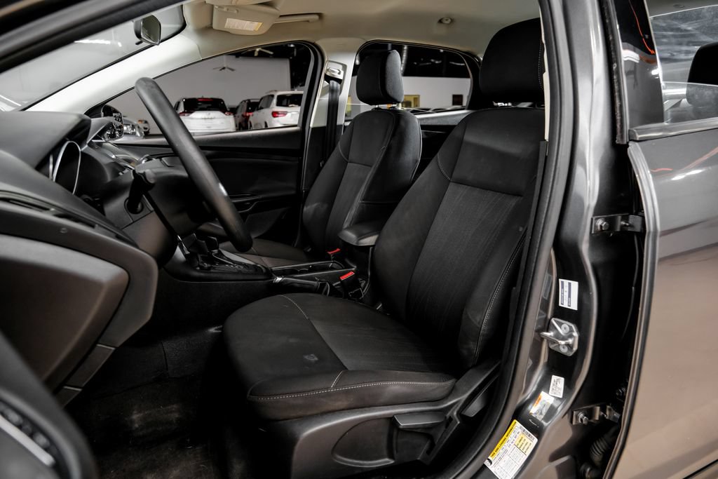 Used 2018 Ford Focus SE w/ SE Appearance Package FWD image 36