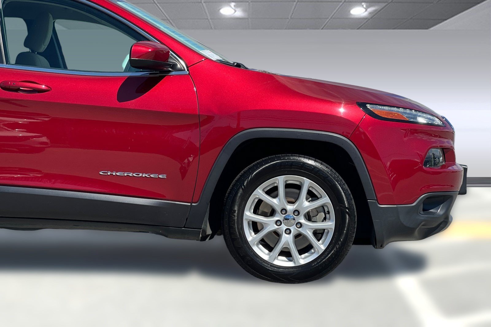 Used 2015 Jeep Cherokee Latitude w/ Comfort/Convenience Group FWD image 34