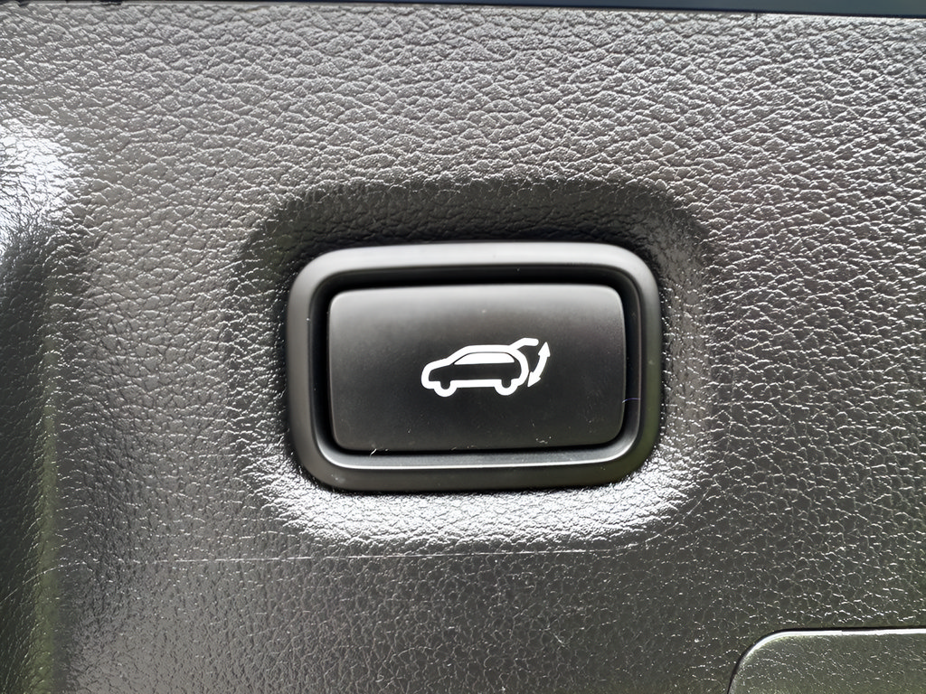 Used 2020 Hyundai Santa Fe Limited AWD/4WD image 10