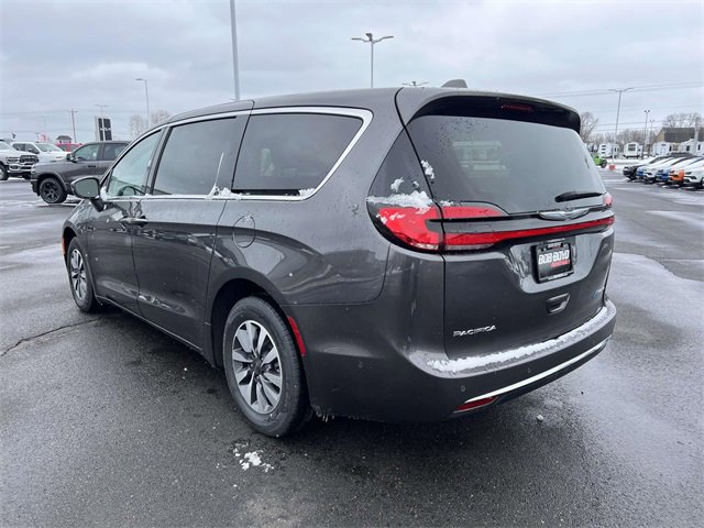 Certified 2022 Chrysler Pacifica Touring-L w/ Uconnect Theater Family Group image 5