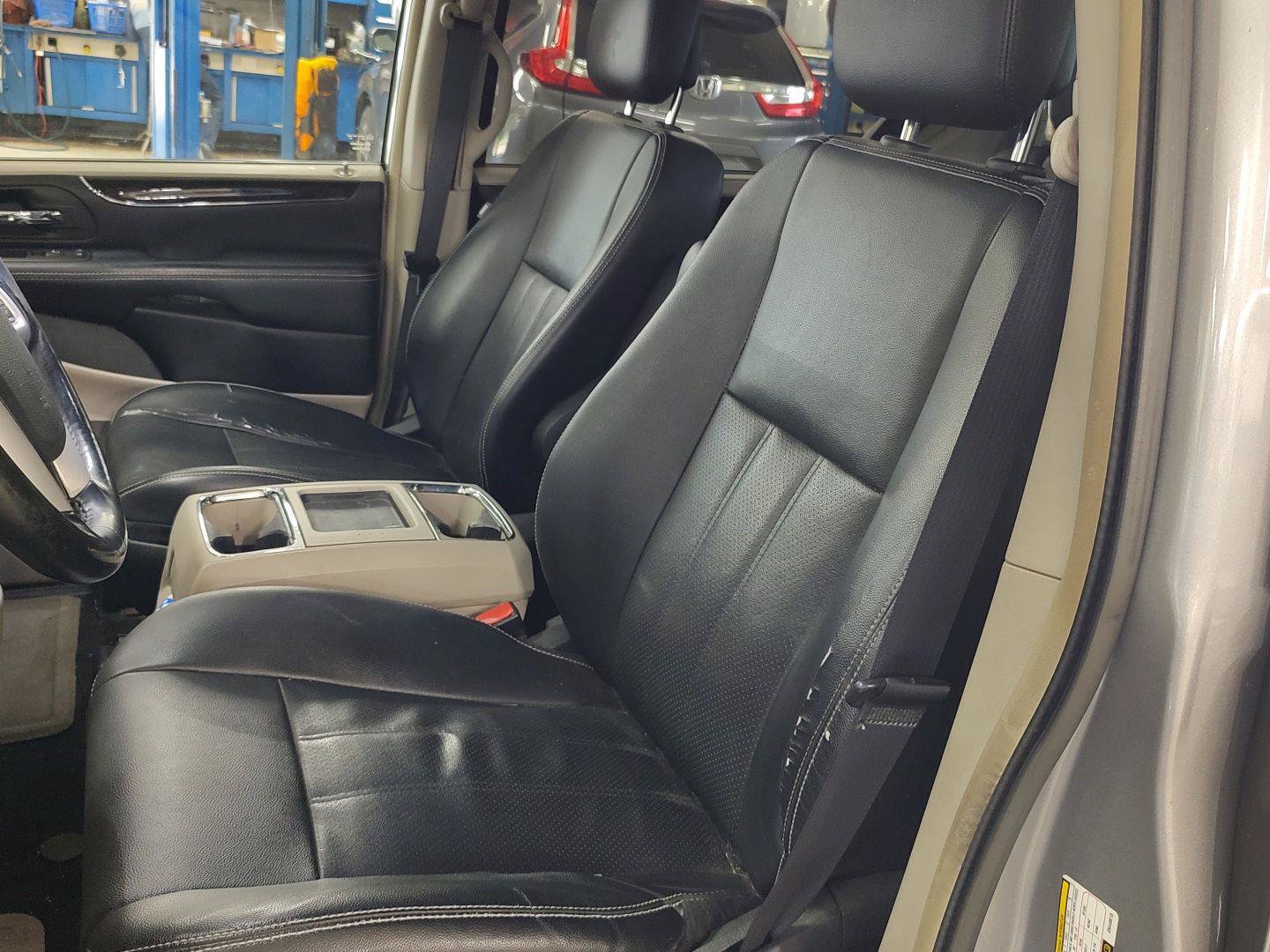Used 2014 Chrysler Town & Country Touring-L w/ Trailer Tow Group FWD image 2