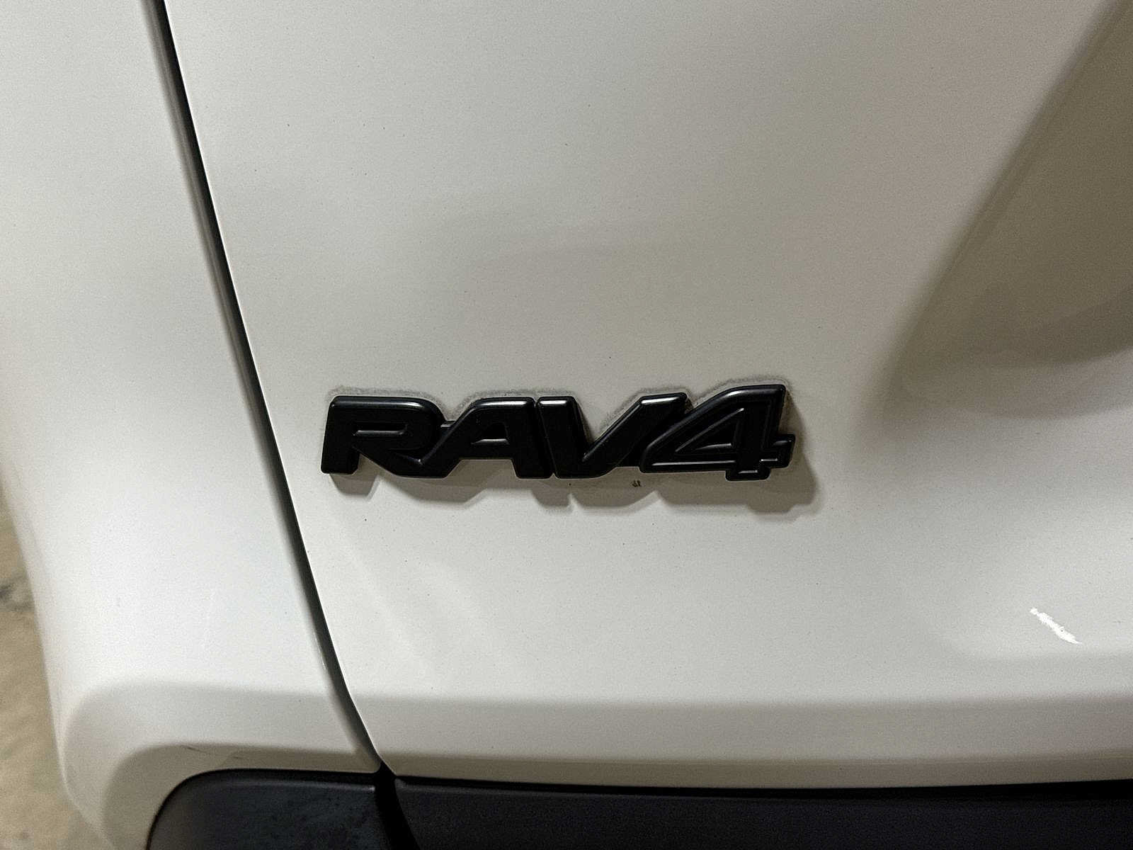 Used 2022 Toyota RAV4 LE AWD/4WD image 24