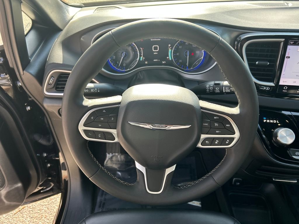 Used 2025 Chrysler Pacifica Select image 19