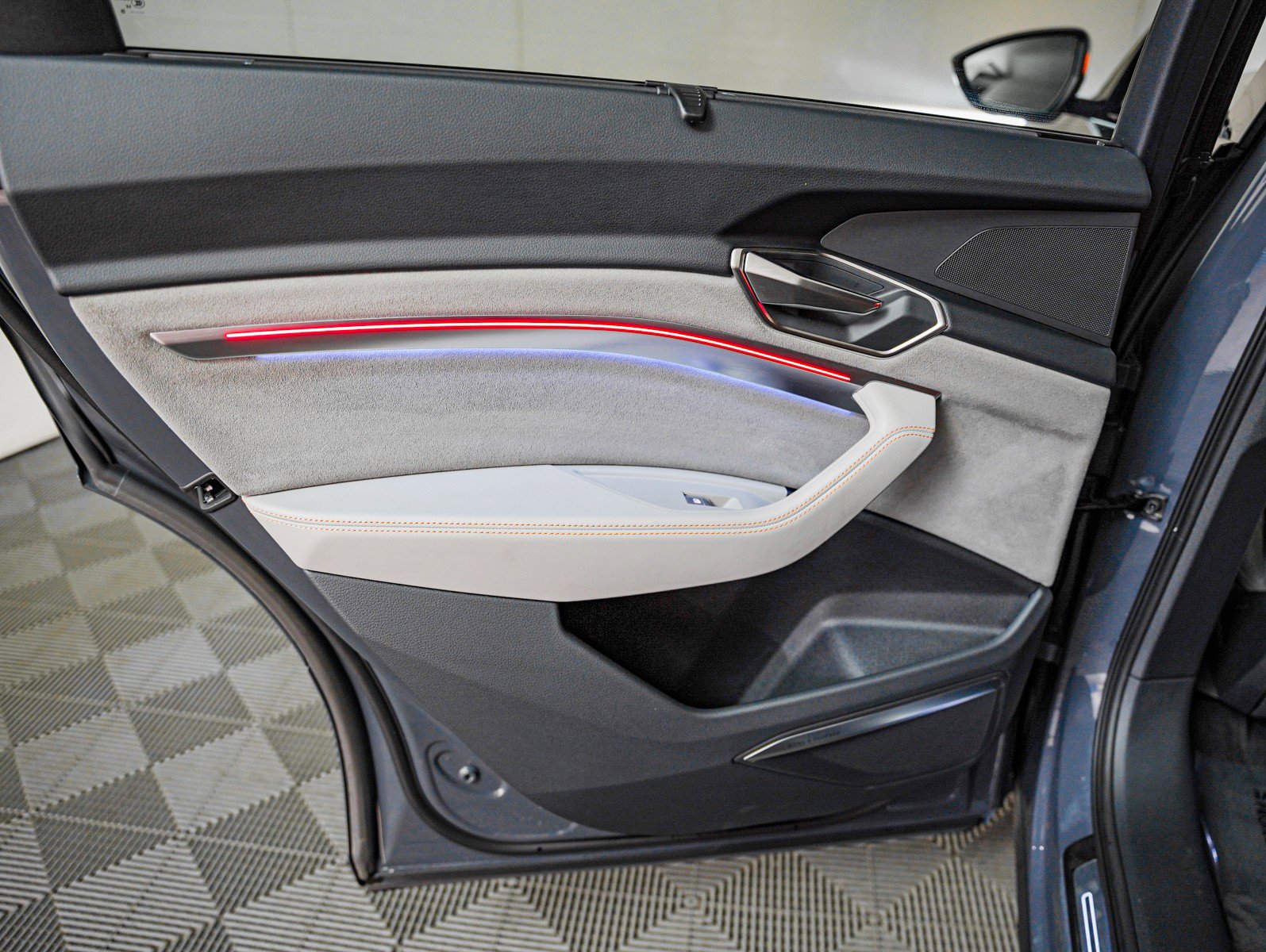 Used 2024 Audi Q8 e-tron Prestige w/ Prestige Package image 24