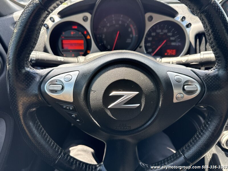 Used 2016 Nissan 370Z Coupe RWD image 18
