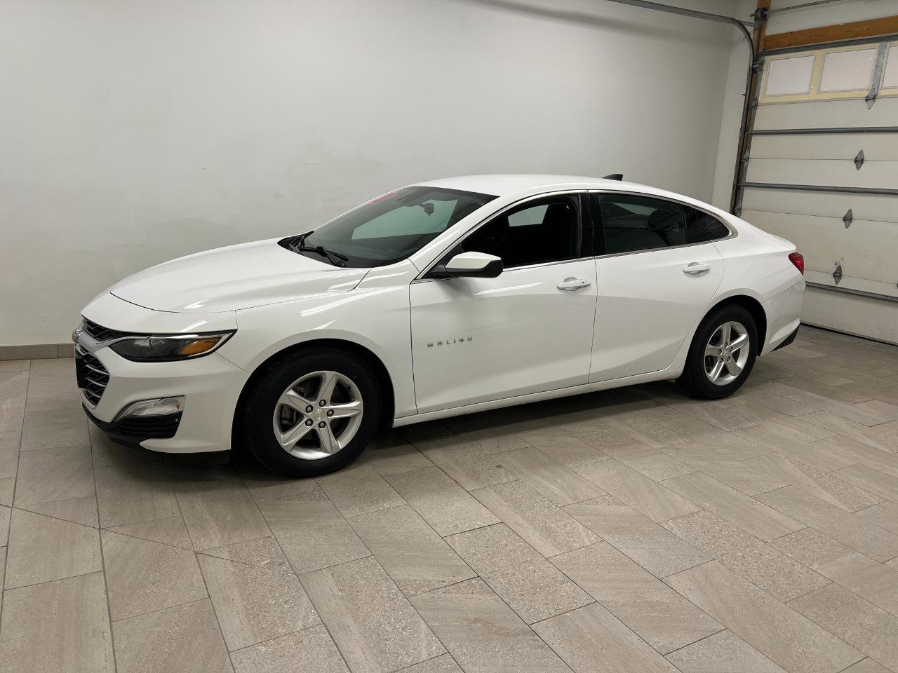 Used 2021 Chevrolet Malibu LS w/ Driver Confidence Package II FWD image 2