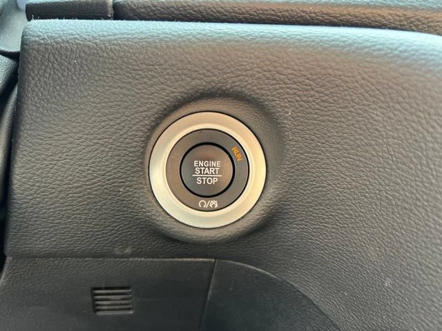 Used 2025 Chrysler Pacifica Limited FWD image 17