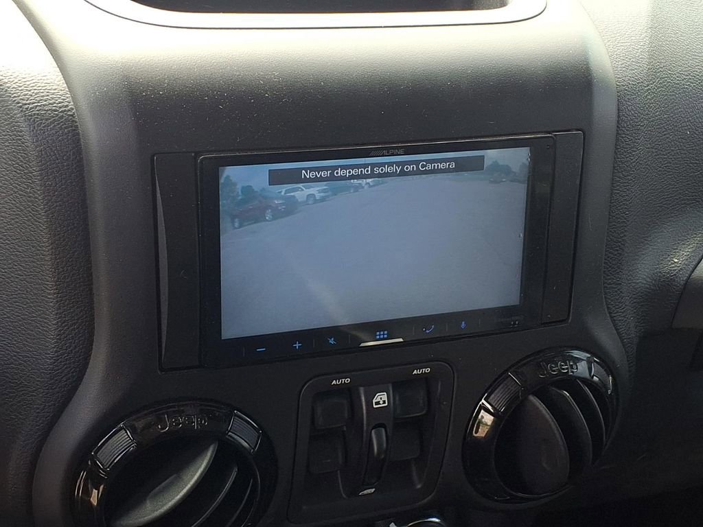 Used 2015 Jeep Wrangler Unlimited Sahara AWD/4WD image 4