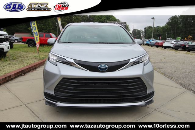 Used 2021 Toyota Sienna LE FWD image 2