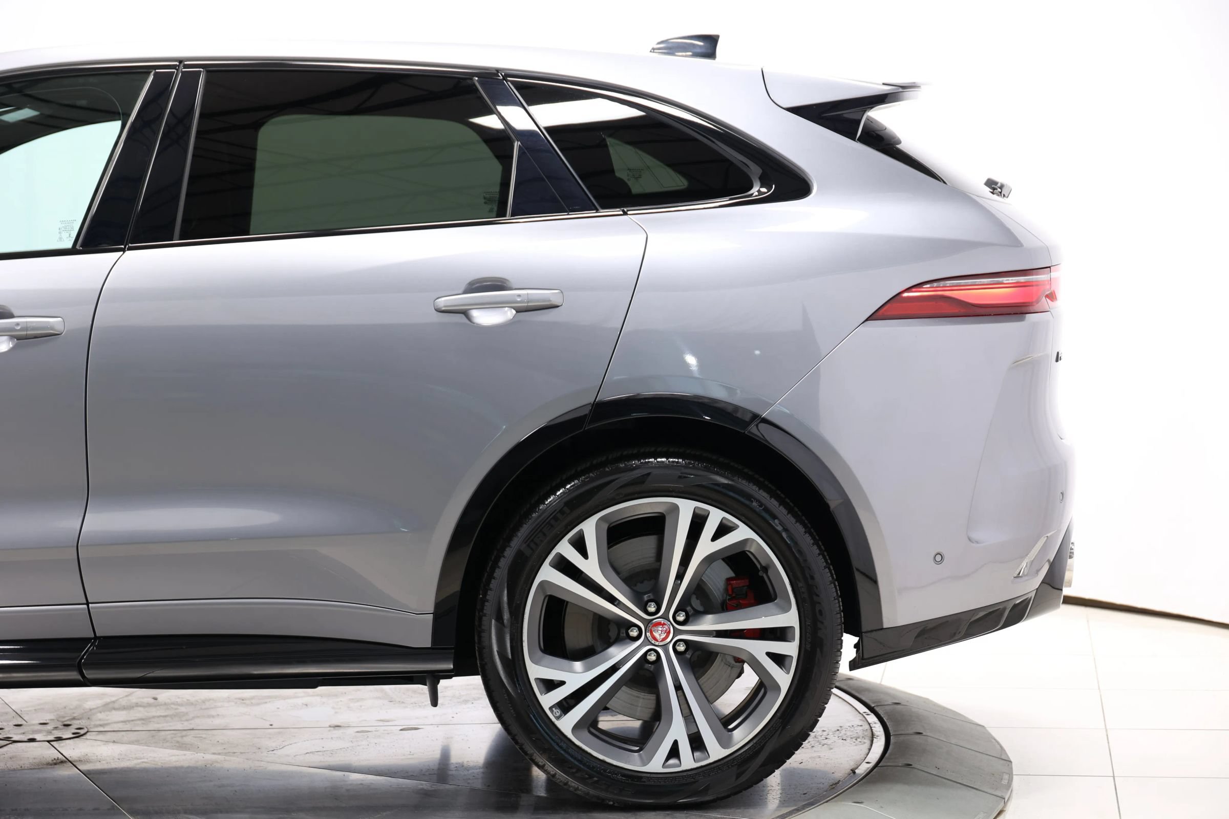 Used 2022 Jaguar F-PACE SVR AWD/4WD image 10