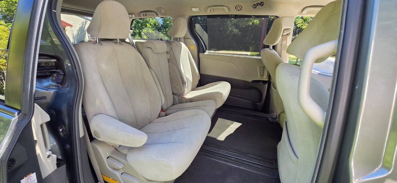 Used 2011 Toyota Sienna LE FWD image 16