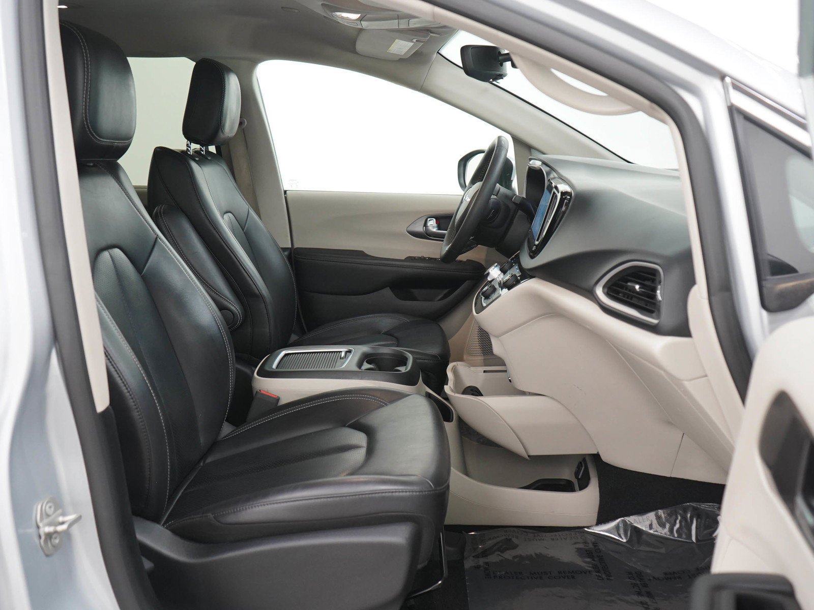 Used 2023 Chrysler Pacifica Touring-L FWD image 11