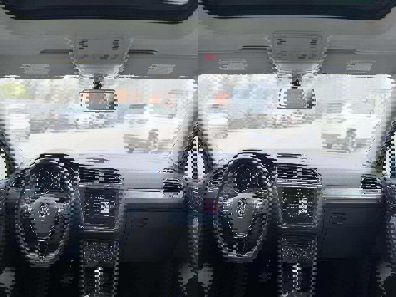 Used 2018 Volkswagen Tiguan SE w/ Panoramic Sunroof Package FWD image 12