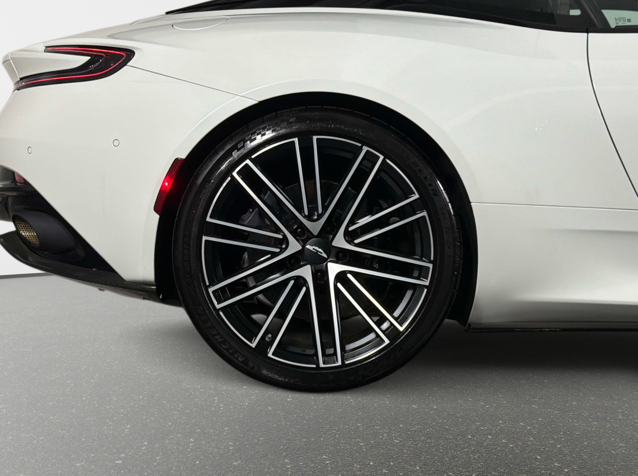 Used 2024 Aston Martin DB12 Coupe RWD image 5