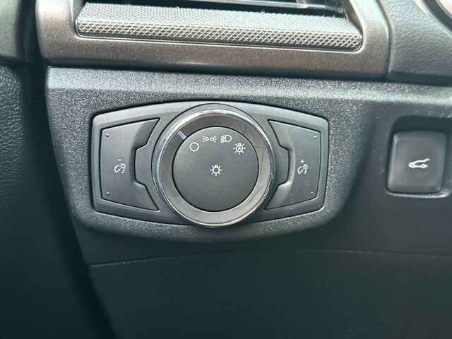 Used 2020 Ford Fusion SE FWD image 30