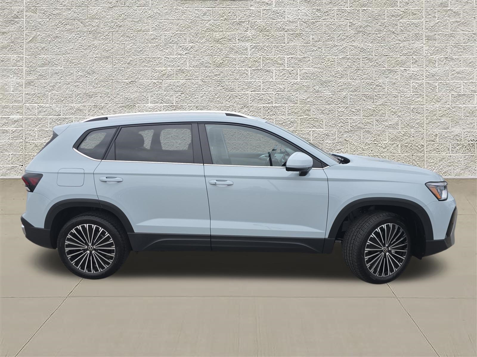New 2027 Volkswagen Taos SE FWD image 8