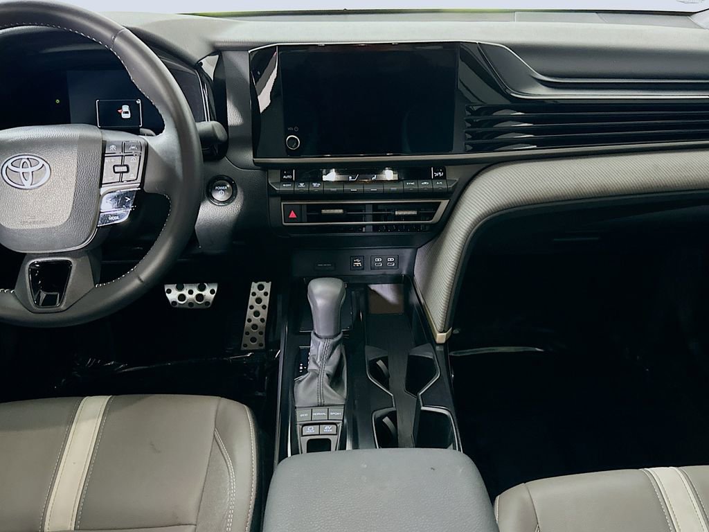 Used 2025 Toyota Camry SE w/ Convenience Package image 18
