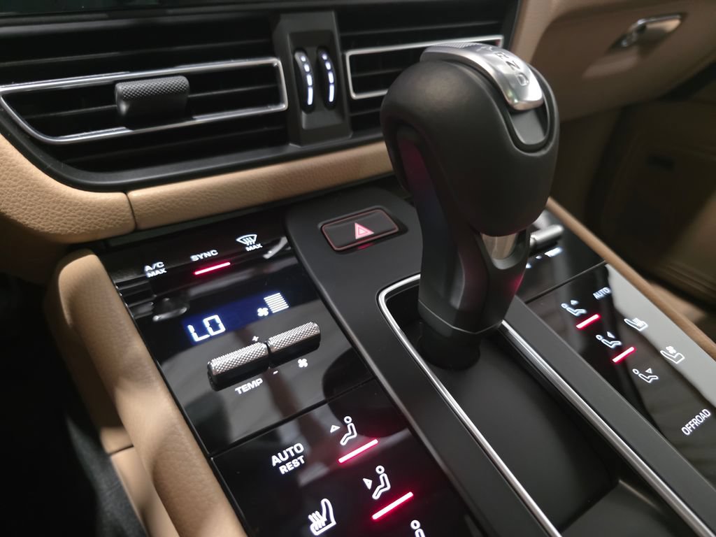Certified 2026 Porsche Macan AWD/4WD image 31