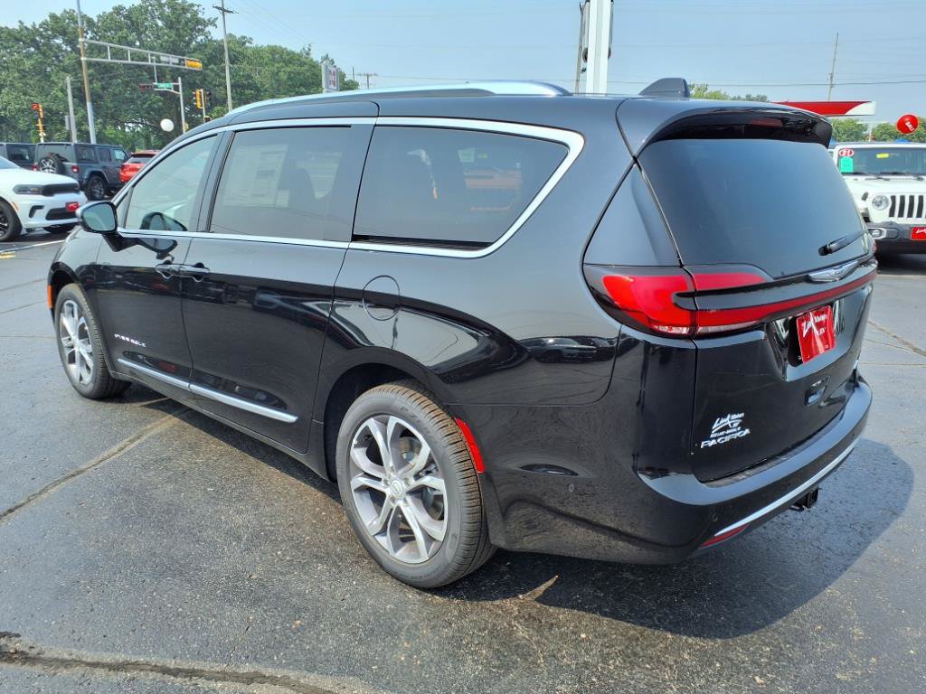 New 2025 Chrysler Pacifica Pinnacle w/ Trailer Tow Group AWD/4WD image 4