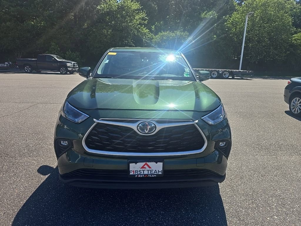 Used 2023 Toyota Highlander LE AWD/4WD image 2