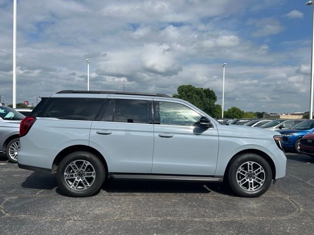 Used 2025 Ford Expedition Active RWD image 3